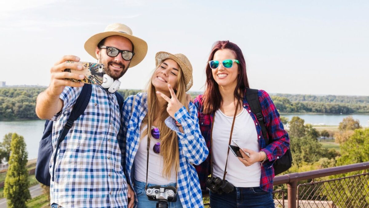 Dos mujeres y un hombre joven disfrutando de uno de sus 30 días de vacaciones