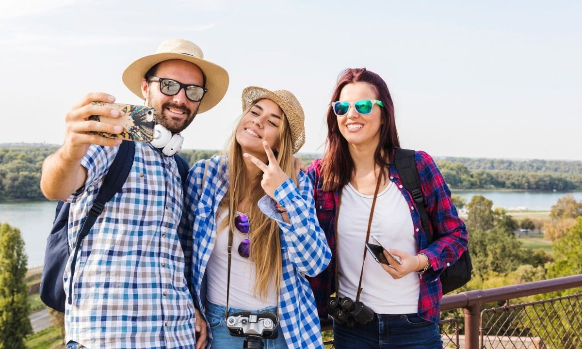 Dos mujeres y un hombre joven disfrutando de uno de sus 30 días de vacaciones