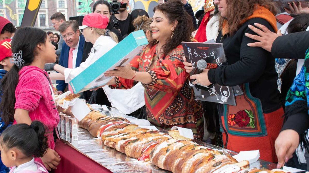 Clara Brugada regala juguetes y parte una rosca, en las actividades por el Día de Reyes en la CDMX.