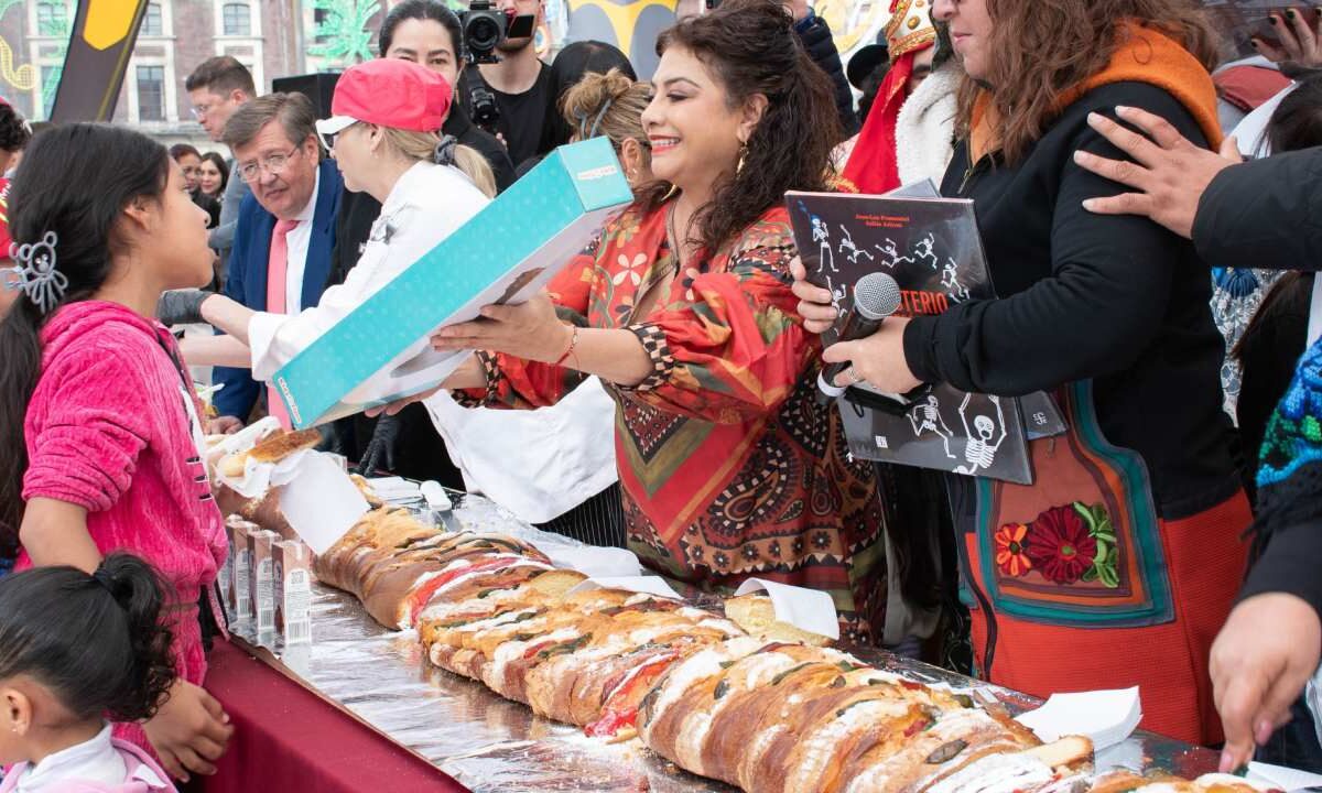 Clara Brugada regala juguetes y parte una rosca, en las actividades por el Día de Reyes en la CDMX.