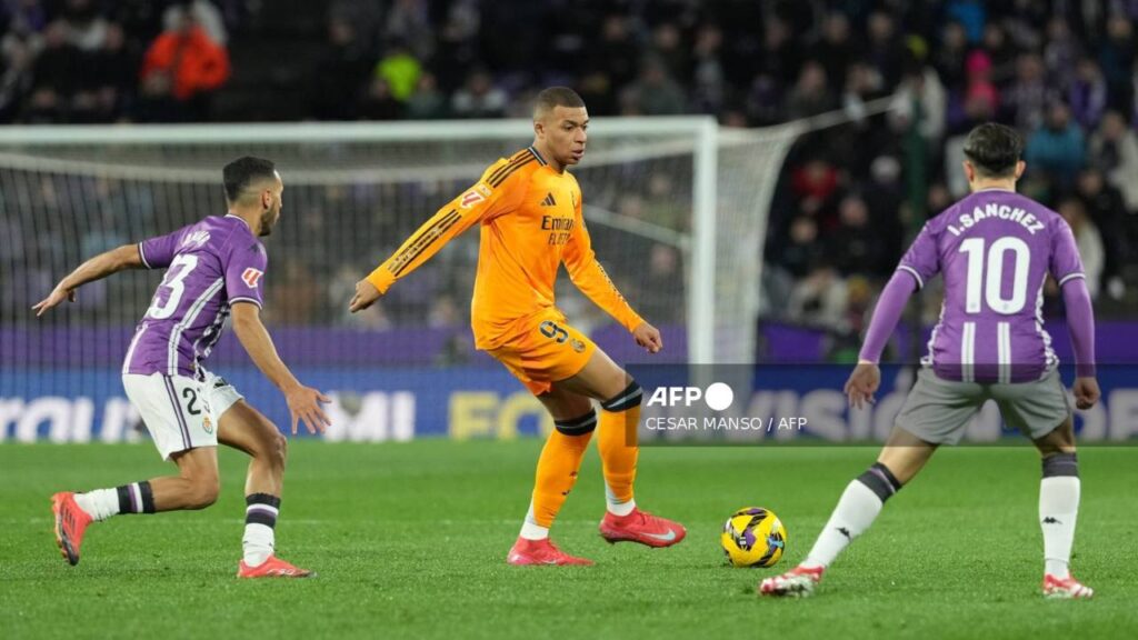 Mbappé marcado por dos jugadores del Valladolid.