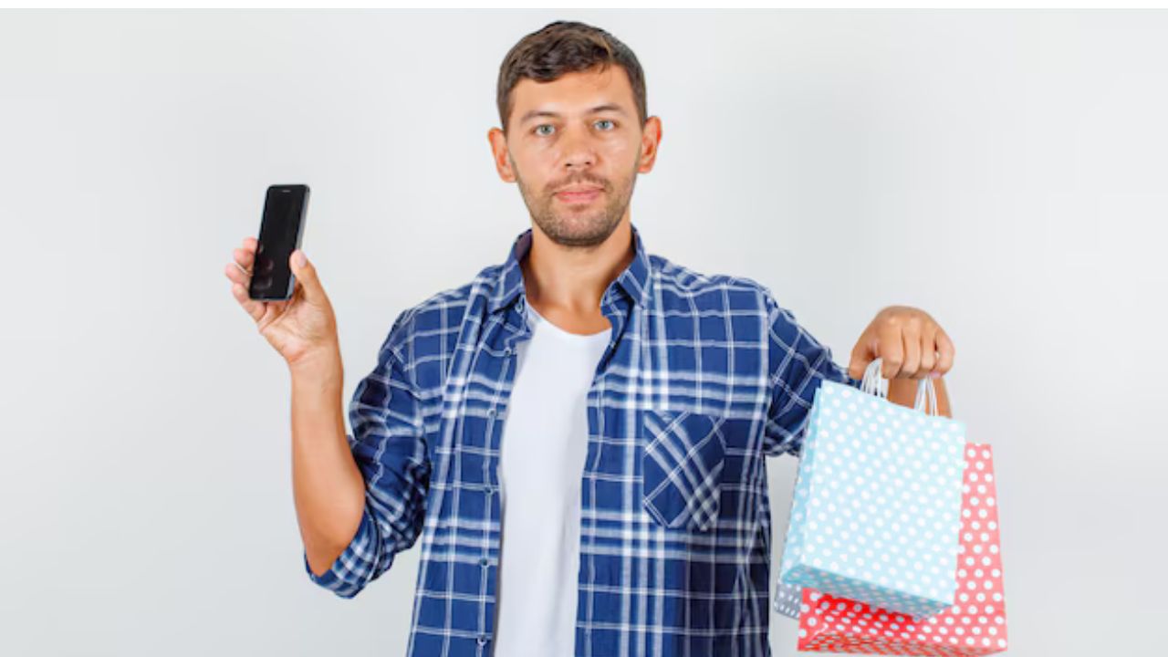 Hombre joven sosteniendo una bolsa de comprar y un teléfono para hacer valer sus derechos como consumidor 