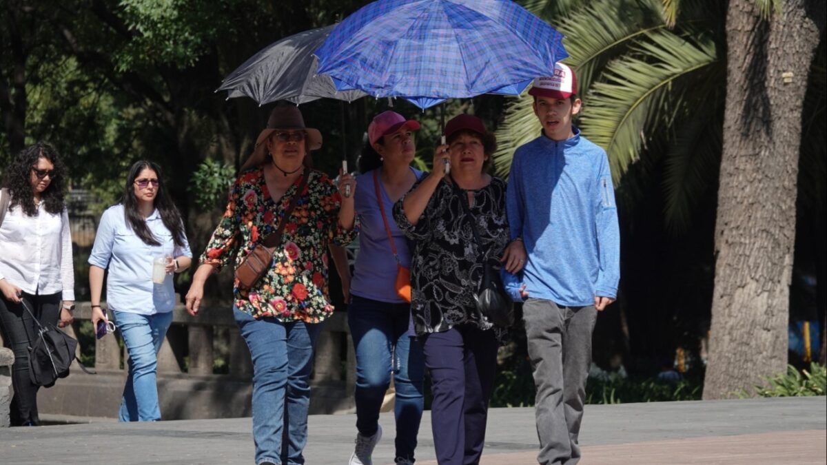 Personas cubriéndose del sol por altas temperaturas