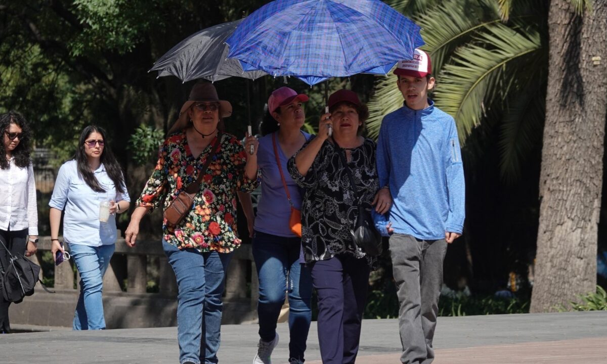 Personas cubriéndose del sol por altas temperaturas