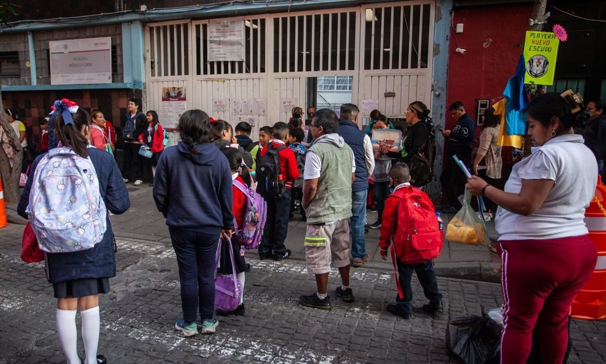 Alumnos de educación básica viven el regreso a clases en enero 2025 luego de las fiestas decembrinas