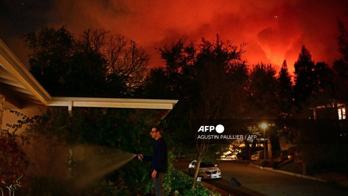 Cuatro incendios activos en el área de Los Ángeles y el mal clima no dan tregua.