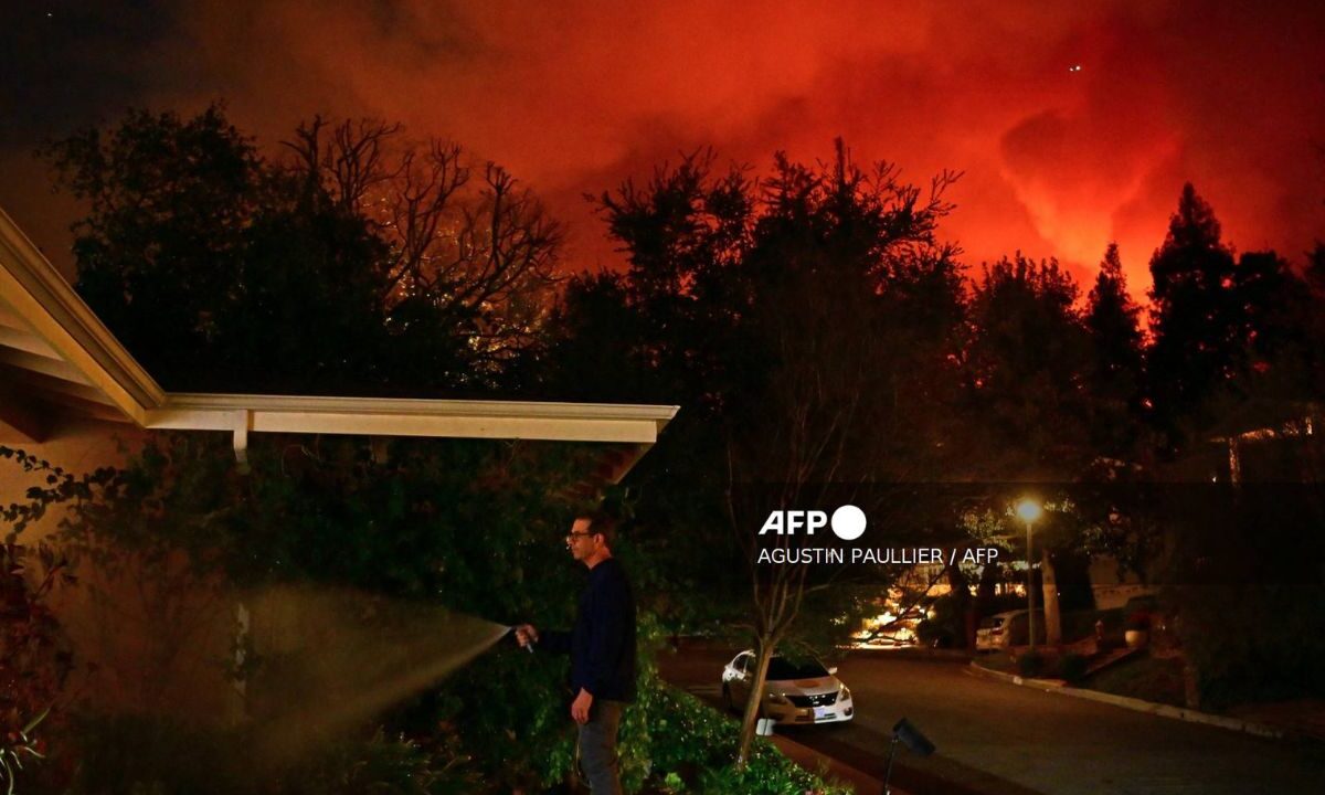 Cuatro incendios activos en el área de Los Ángeles y el mal clima no dan tregua.