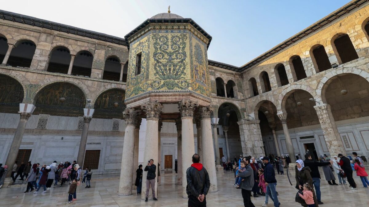 Cuatro personas murieron y 16 resultaron heridas en una estampida este viernes en la famosa mezquita de los Omeyas, en el centro de Damasco en Siria, indicó un funcionario de salud a un medio estatal.