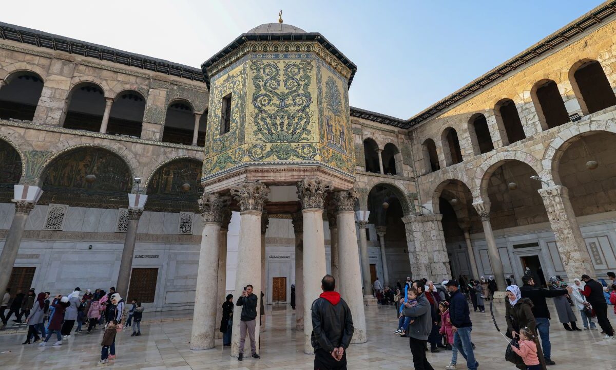 Cuatro personas murieron y 16 resultaron heridas en una estampida este viernes en la famosa mezquita de los Omeyas, en el centro de Damasco en Siria, indicó un funcionario de salud a un medio estatal.