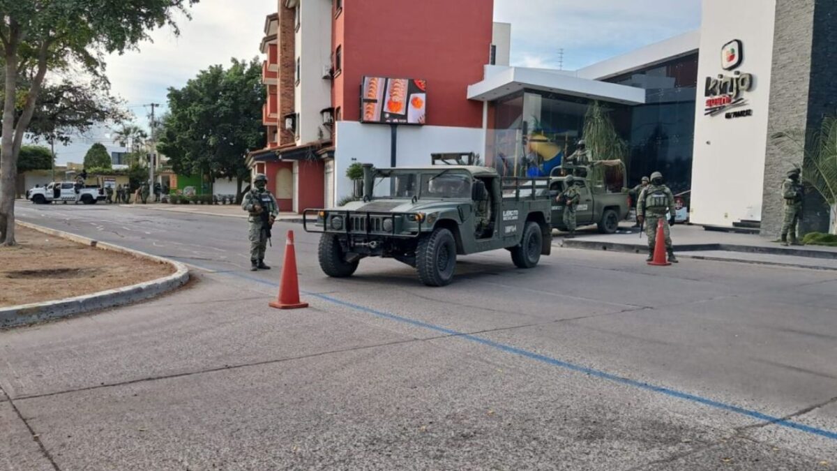 La Secretaría de la Defensa Nacional realizó un operativo en la colonia Las Quintas de Culiacán tras reportes de balaceras en la ciudad.