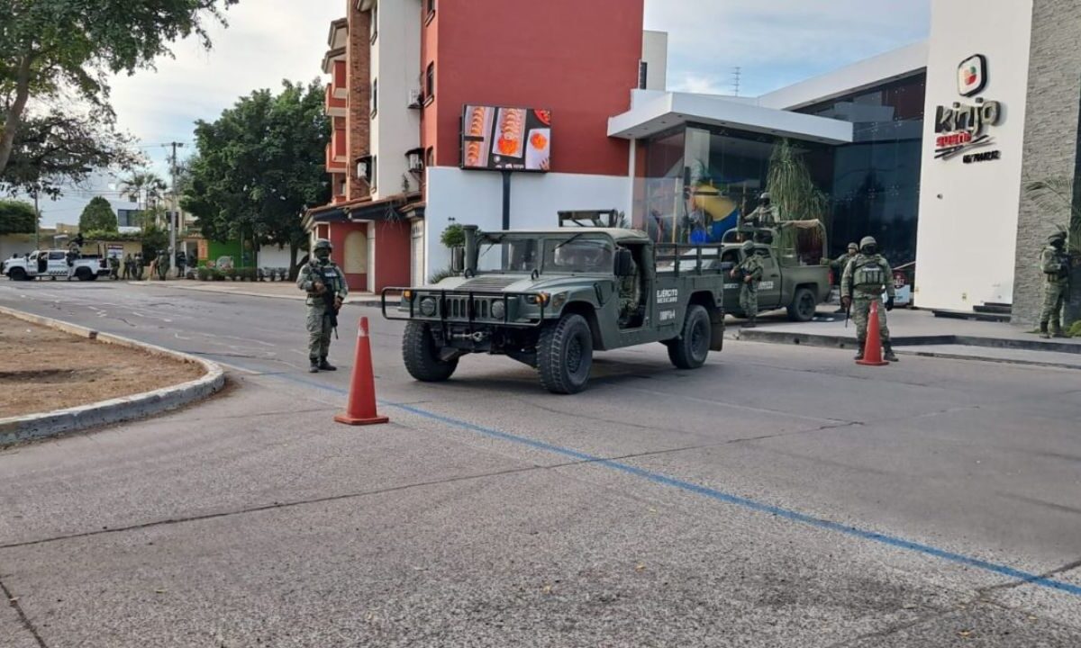 La Secretaría de la Defensa Nacional realizó un operativo en la colonia Las Quintas de Culiacán tras reportes de balaceras en la ciudad.