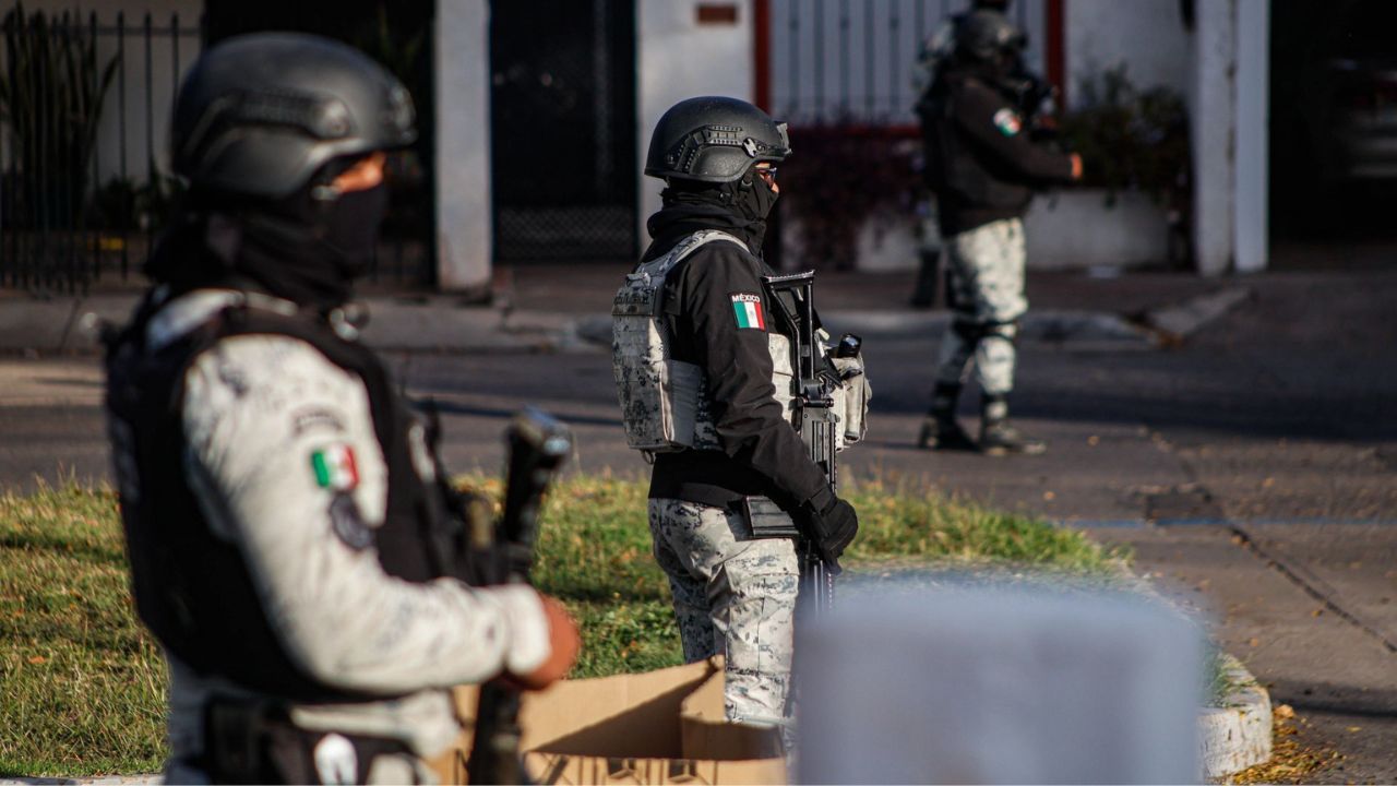 Un enfrentamiento entre civiles armados y elementos de la Secretaría de la Defensa Nacional (Defensa) tuvo lugar en Culiacán.