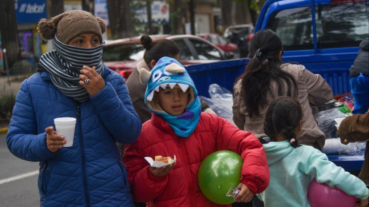 Mujer y niño abrigados por Baja temperatura