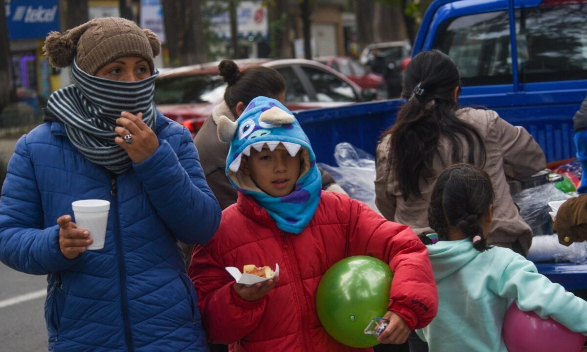 Mujer y niño abrigados por Baja temperatura