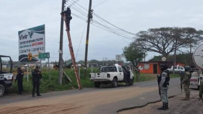 Con apoyo de policías estatales y municipales, las fuerzas armadas desinstalaron las cámaras de videovigilancia.