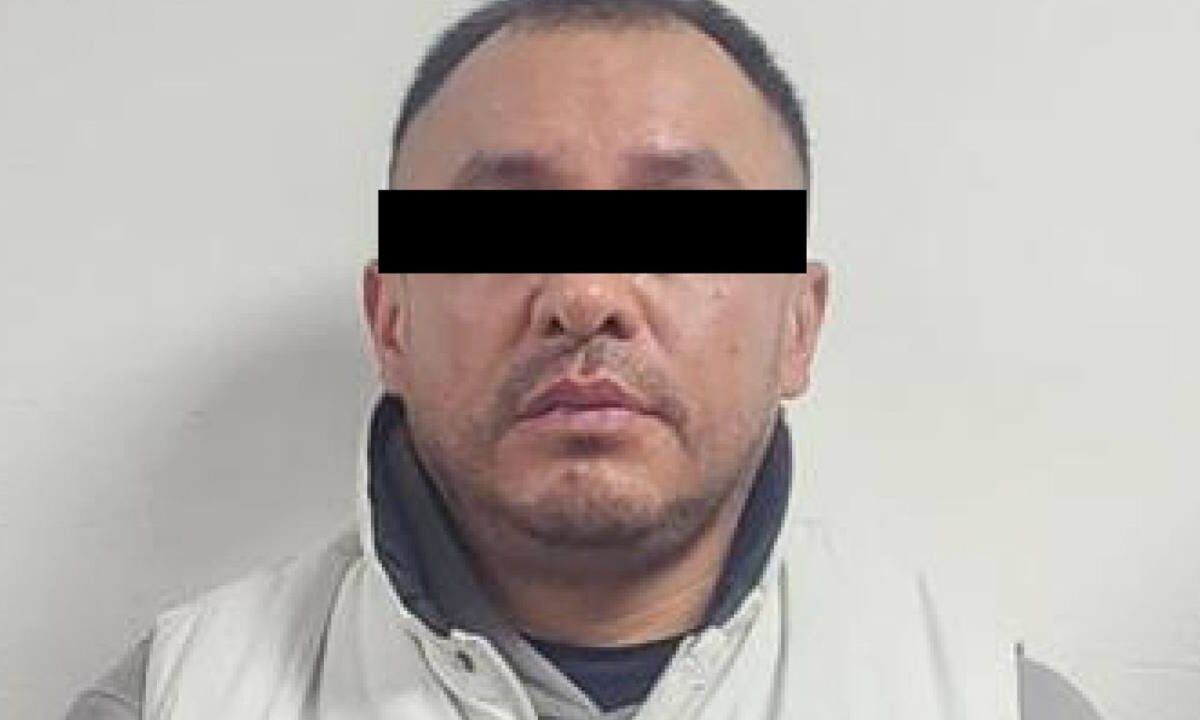 El detenido fue identificado como Jonathan "N", quien cuenta con antecedentes penales por los delitos de robo.