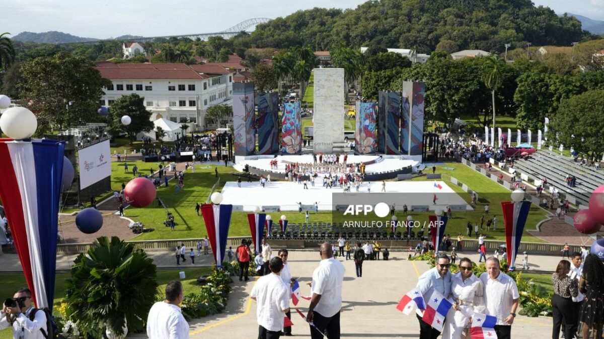 Imagen de la celebración del 25 aniversario del Canal de Panamá donde se realizó un homenaje a Jimmy Carter