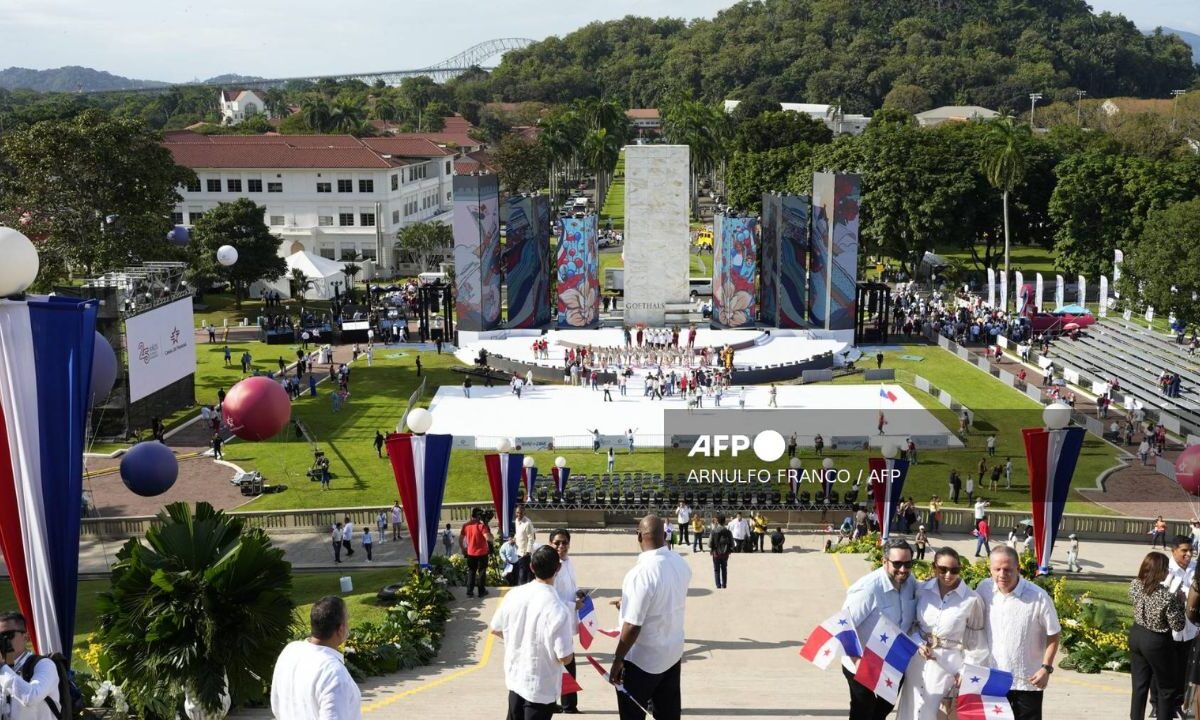 Imagen de la celebración del 25 aniversario del Canal de Panamá donde se realizó un homenaje a Jimmy Carter