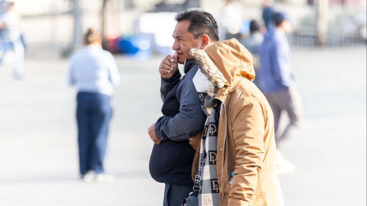 Gente abrigada en Zócalo, CDMX