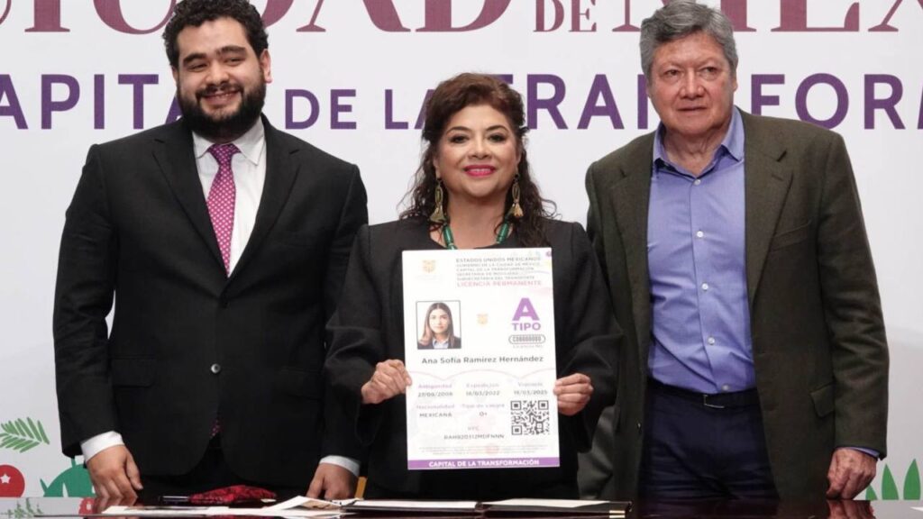 Autoridades de la Ciudad de México presentan la licencia de conducir permanente.