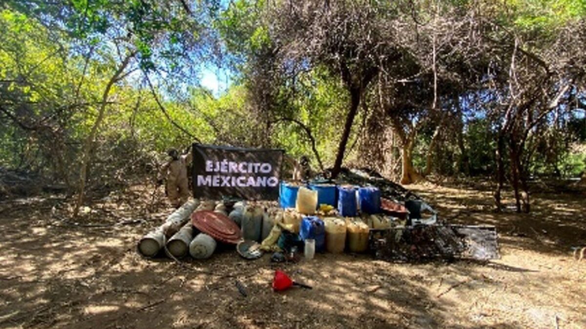 En Sinaloa, la Secretaría de la Defensa Nacional (Defensa) desmanteló 6 “narco bodegas” y decomisó más de 4 mil litros de químicos.