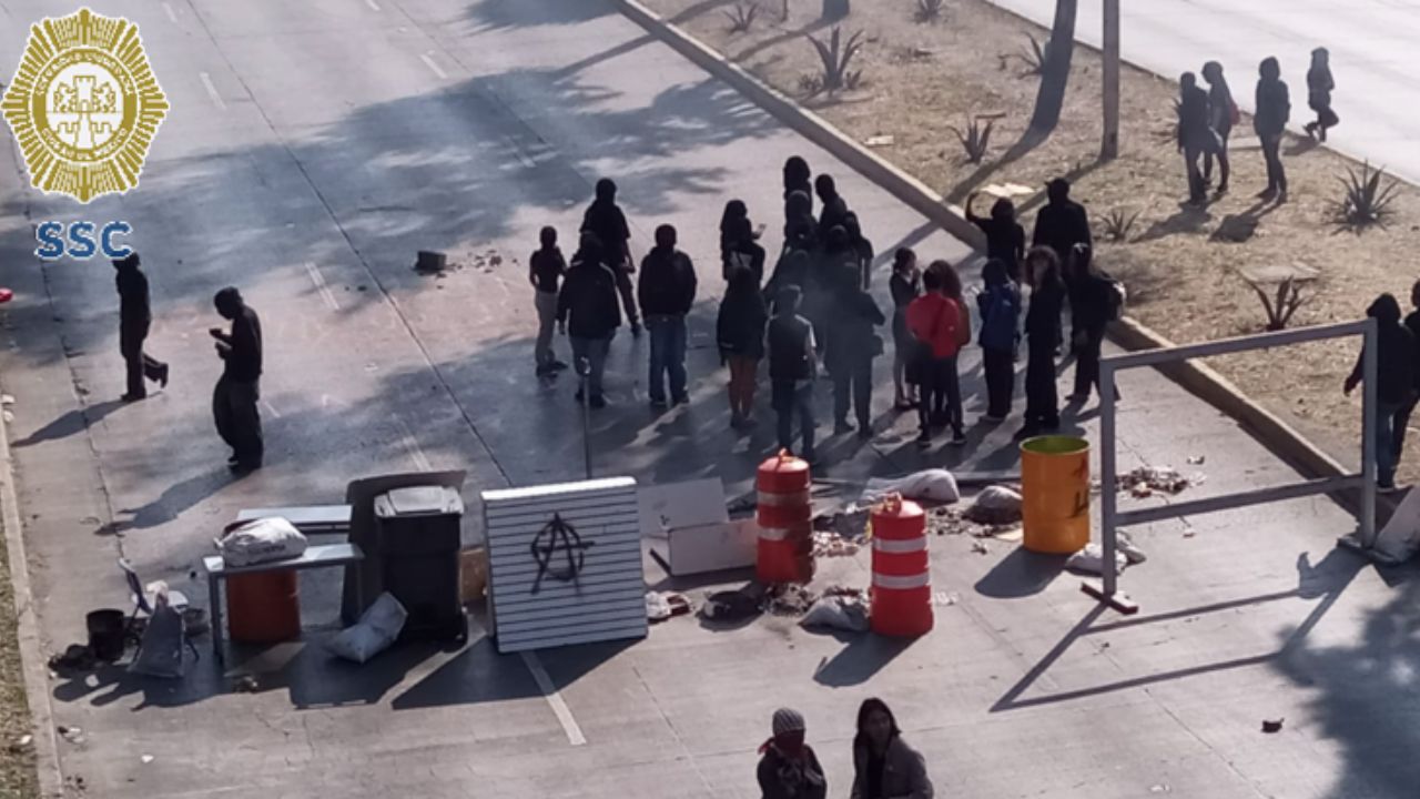 Encapuchados colapsaron la circulación sobre Circuito Interior Río Churubusco.