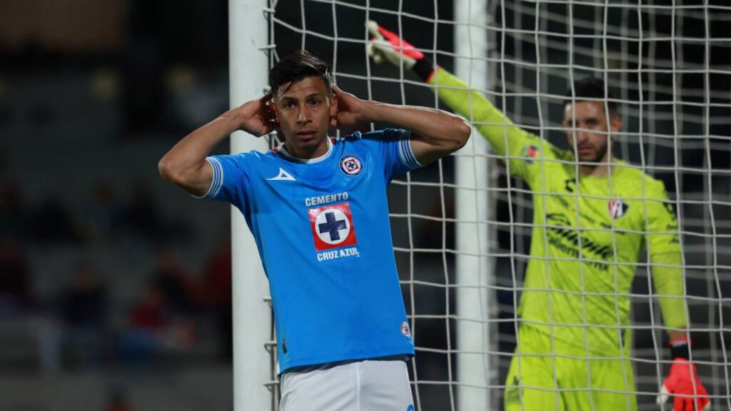 Un jugador de Cruz Azul se lamenta tras fallar un gol durante un partido de la Liga MX.