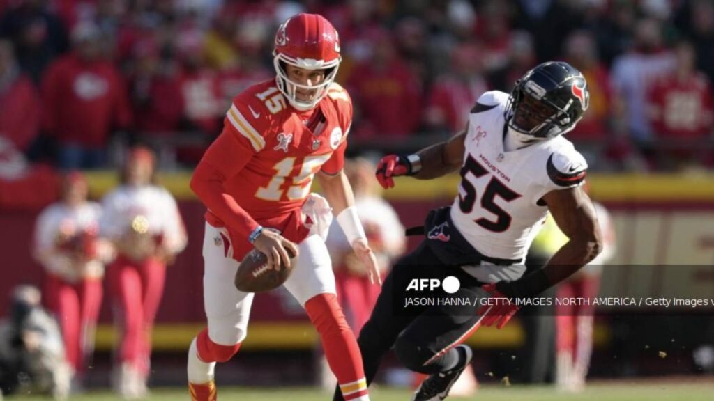 Patrick Mahomes de Kansas City durante una jugada de la Ronda Divisional de la AFC.