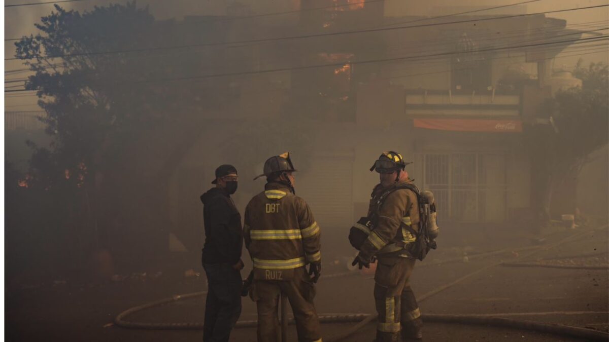 Tijuana padece una serie de incendios agravados por el fenómenos de los "vientos de Santa Ana", por lo que declararon estado de emergencia.