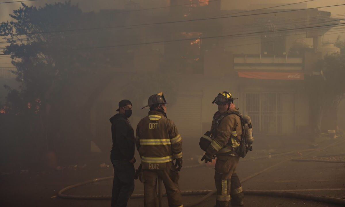 Tijuana padece una serie de incendios agravados por el fenómenos de los "vientos de Santa Ana", por lo que declararon estado de emergencia.