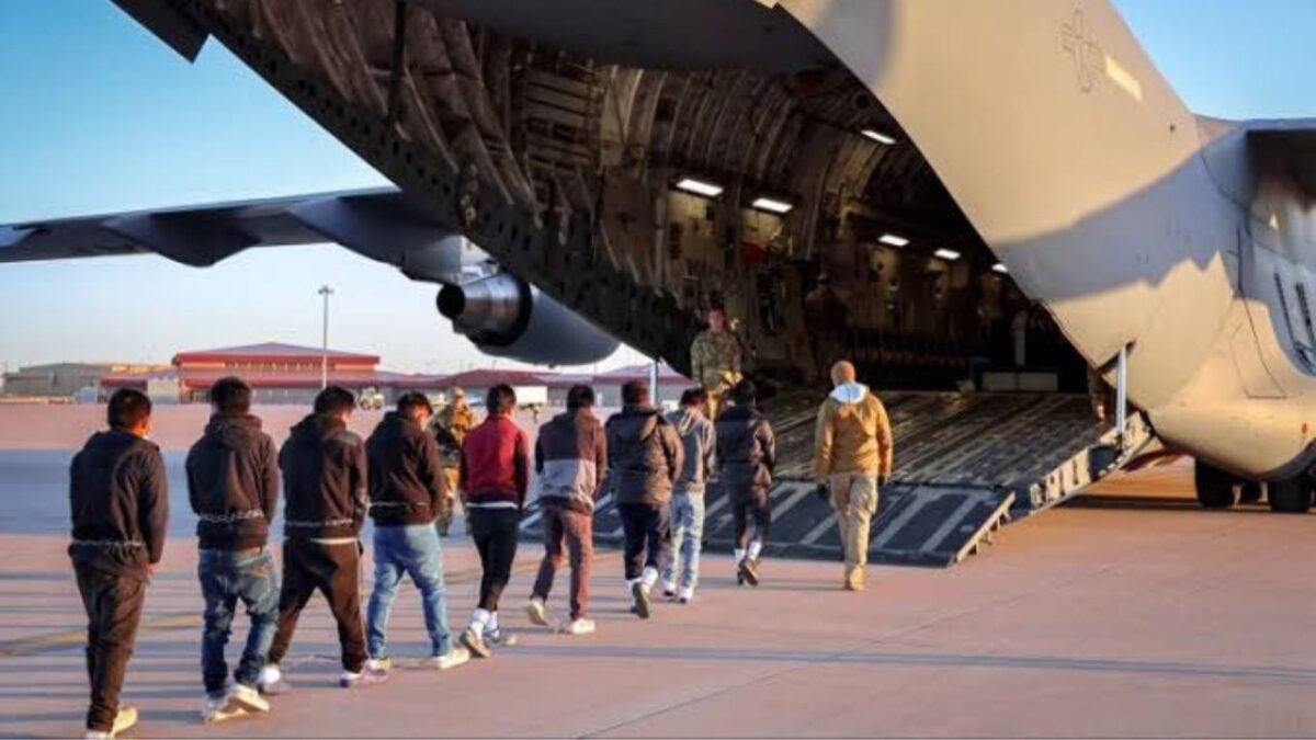 Deportados subiendo a una avión militar de Estados Unidos que al parecer no pudo hacer un sobrevuelo en México.