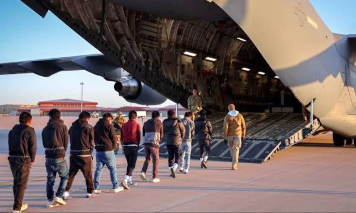 Deportados subiendo a una avión militar de Estados Unidos que al parecer no pudo hacer un sobrevuelo en México.