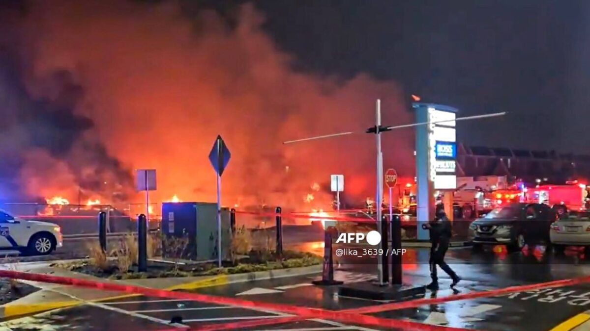 Un accidente aéreo más se reporta en Estados Unidos, ahora en Filadelfia, Pensilvania. La aeronave terminó consumida por las llamas.