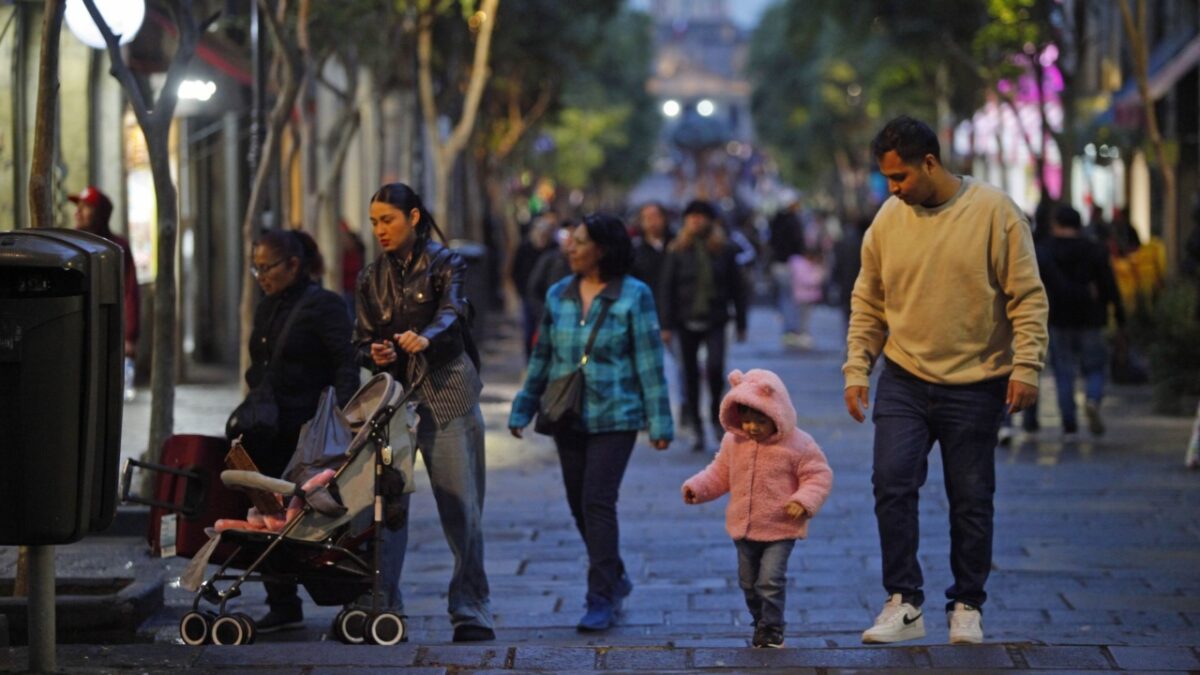 Gente abrigada en la calle despues de la lluvia