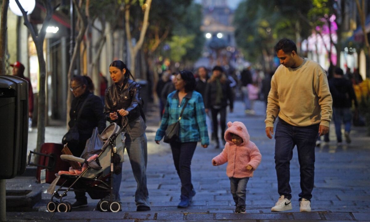 Gente abrigada en la calle despues de la lluvia