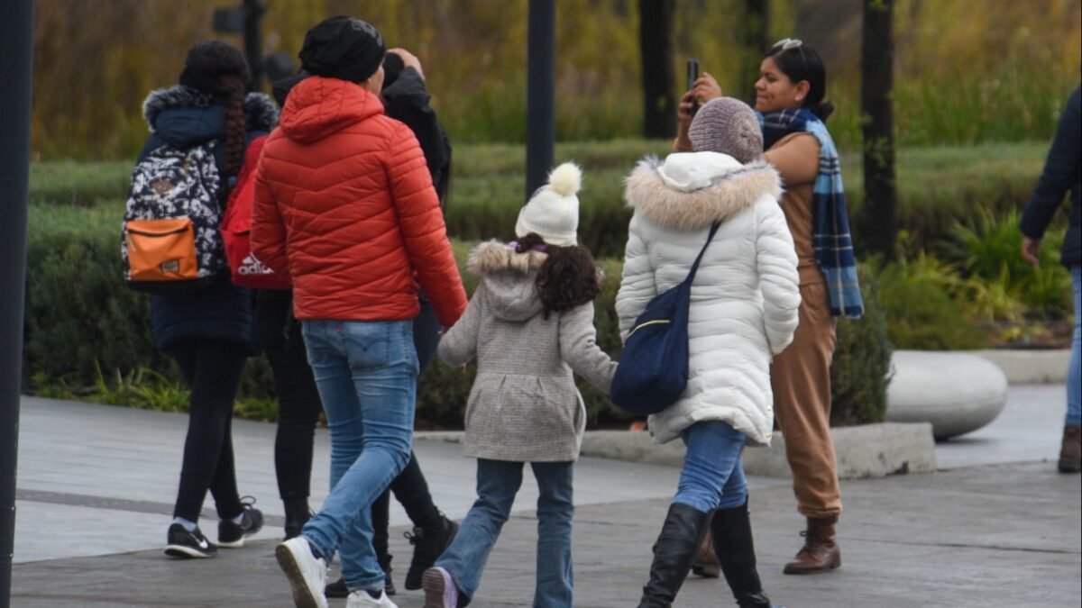 Gente abrigada ante bajas temperaturas