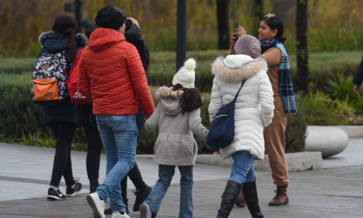 Gente abrigada ante bajas temperaturas