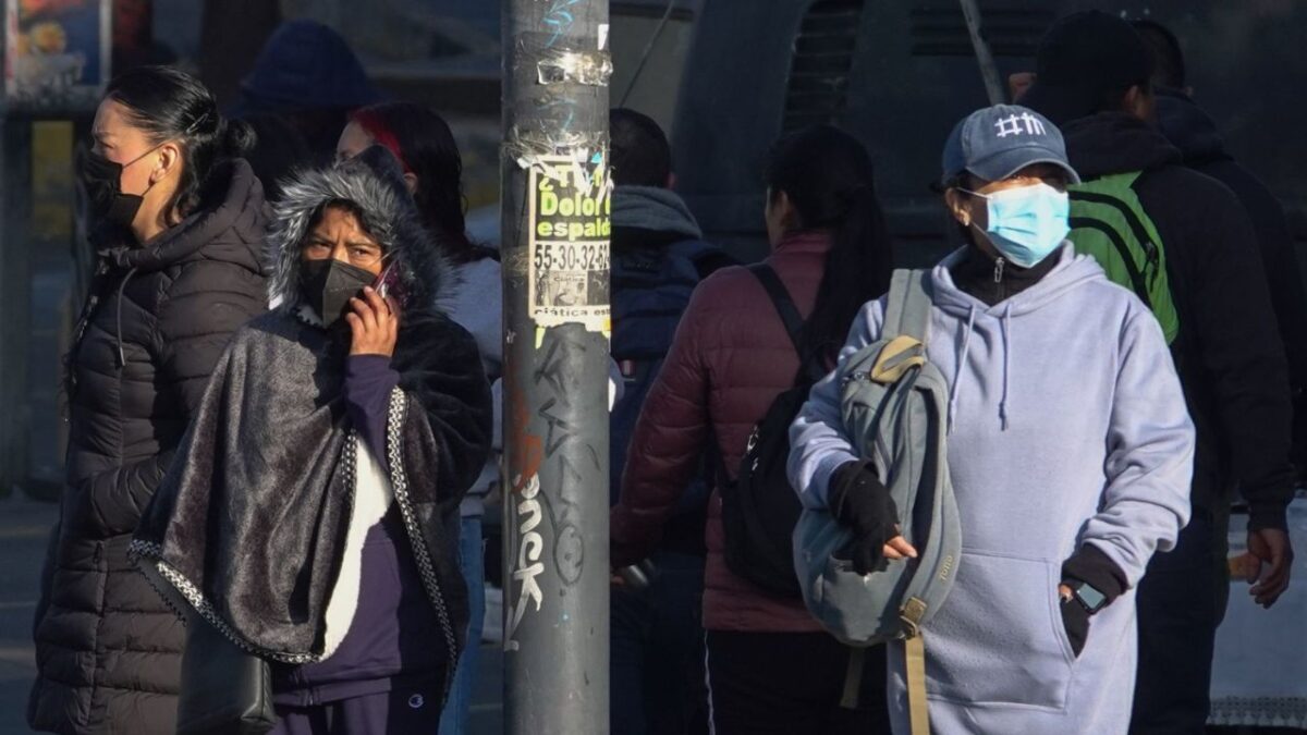 Las personas salen bien abrigadas ante el frío que se siente por las mañanas en diversas partes de la capital y ha originado la activación de la alerta amarilla