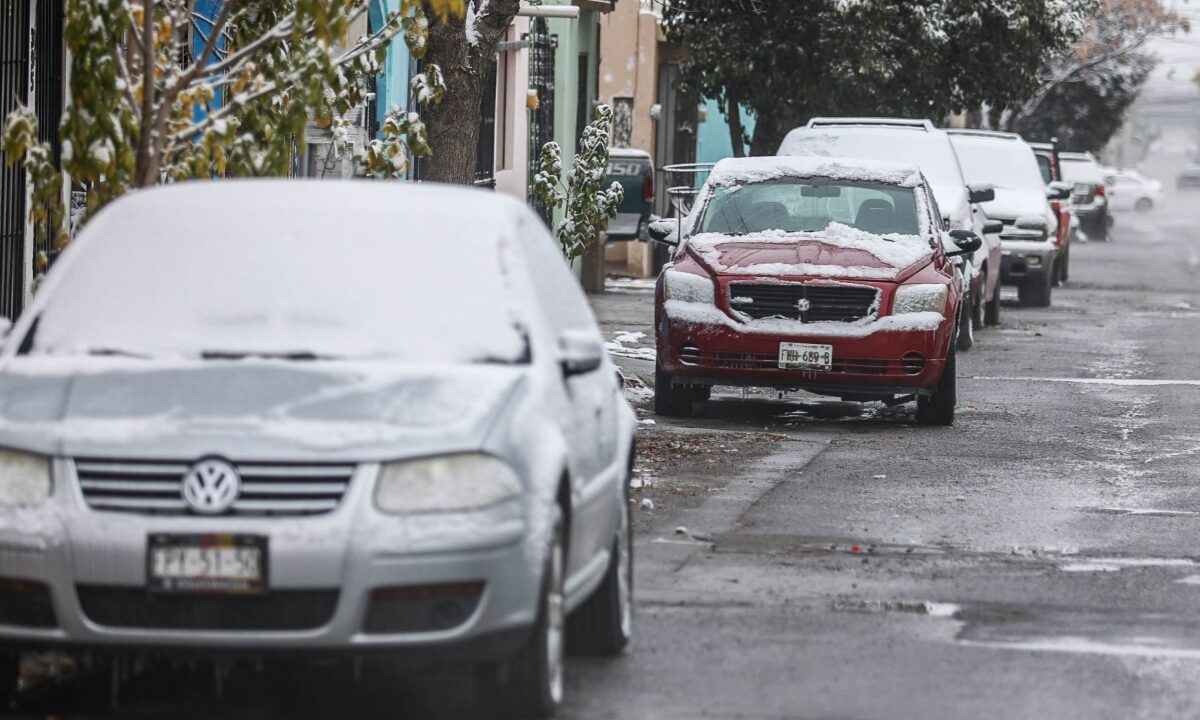 Autos cubiertos de hielo en el norte del país