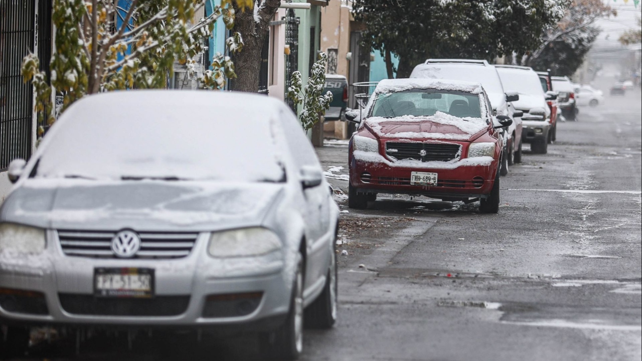 Autos cubiertos de hielo en el norte del país