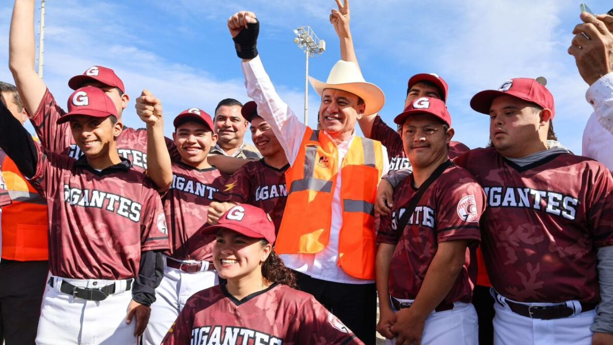 El gobernador de Sonora, Alfonso Durazo con jóvenes.