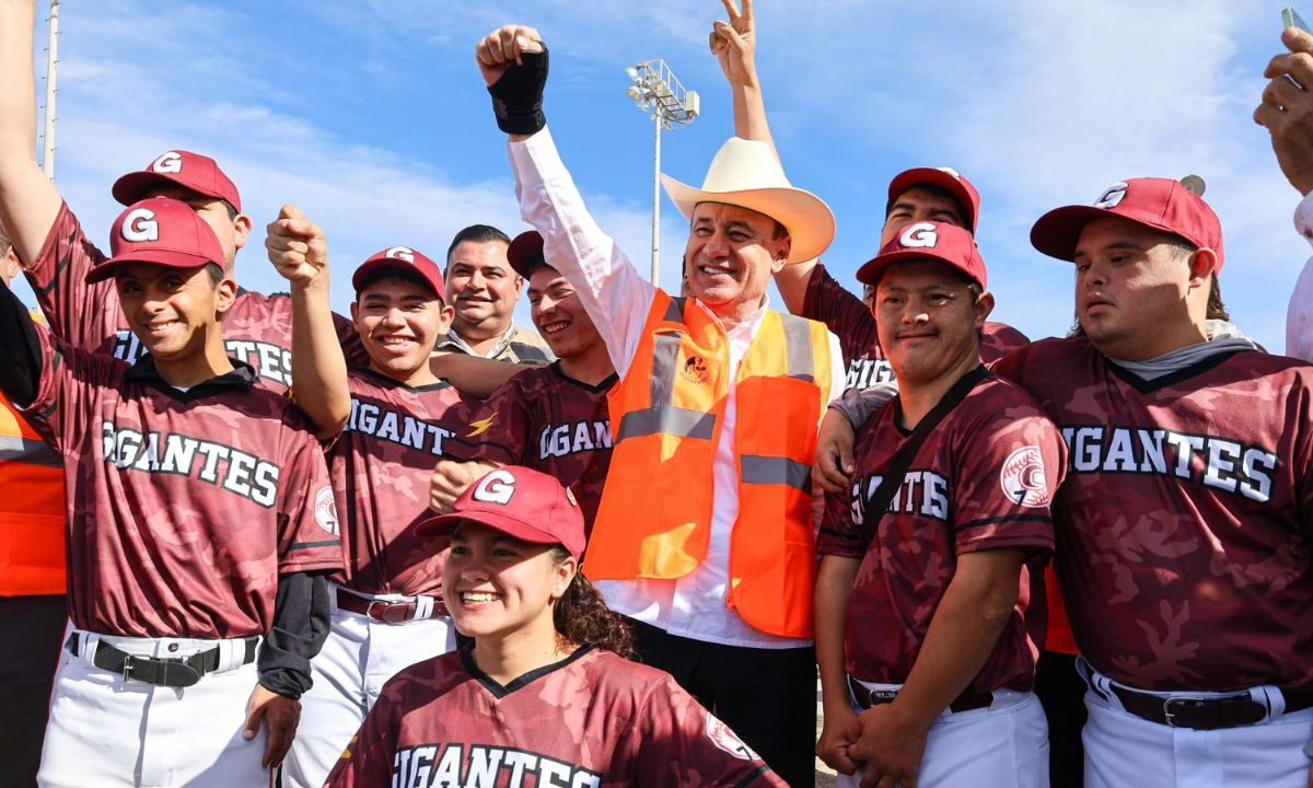 El gobernador de Sonora, Alfonso Durazo con jóvenes.