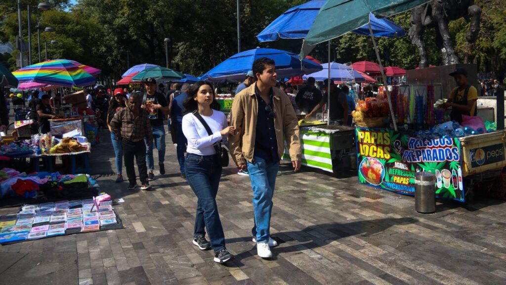 Comerciantes ambulantes situados en la Explanada del Palacio de Bellas Artes.