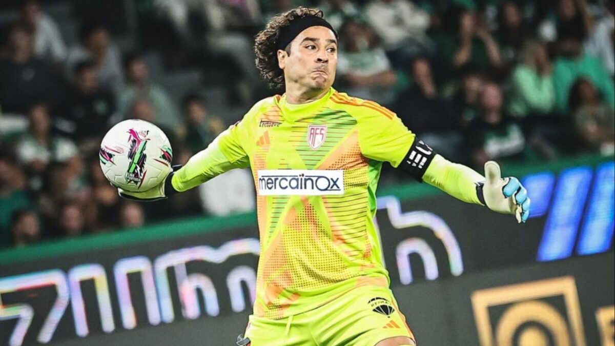 Guillermo Ochoa titular en el AVS