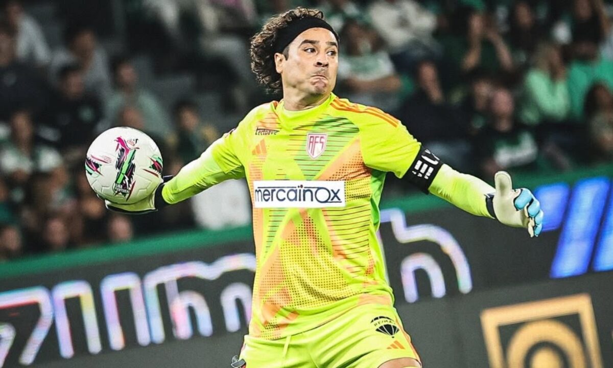 Guillermo Ochoa titular en el AVS