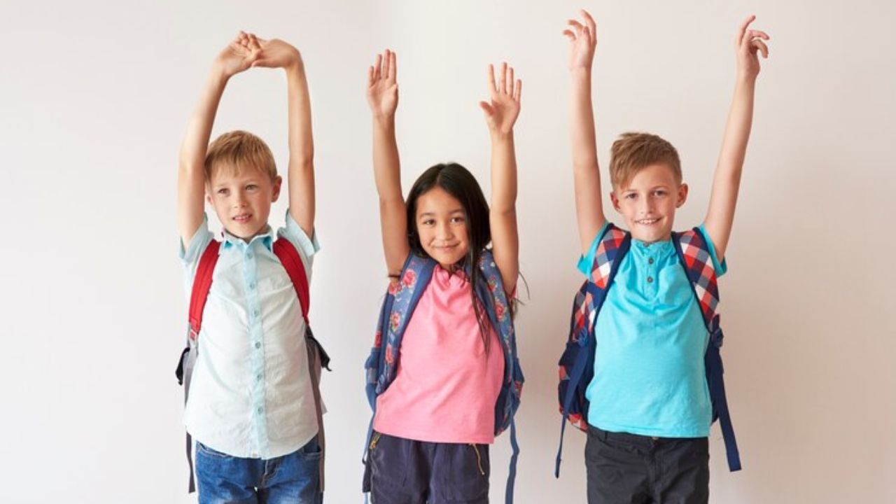 Niños con mochilas escolares felices por el primer megapuente de 2025