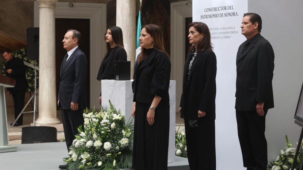 Gobernador Durazo y familia del Dr. Samuel Ocaña montan guardia de honor en homenaje póstumo