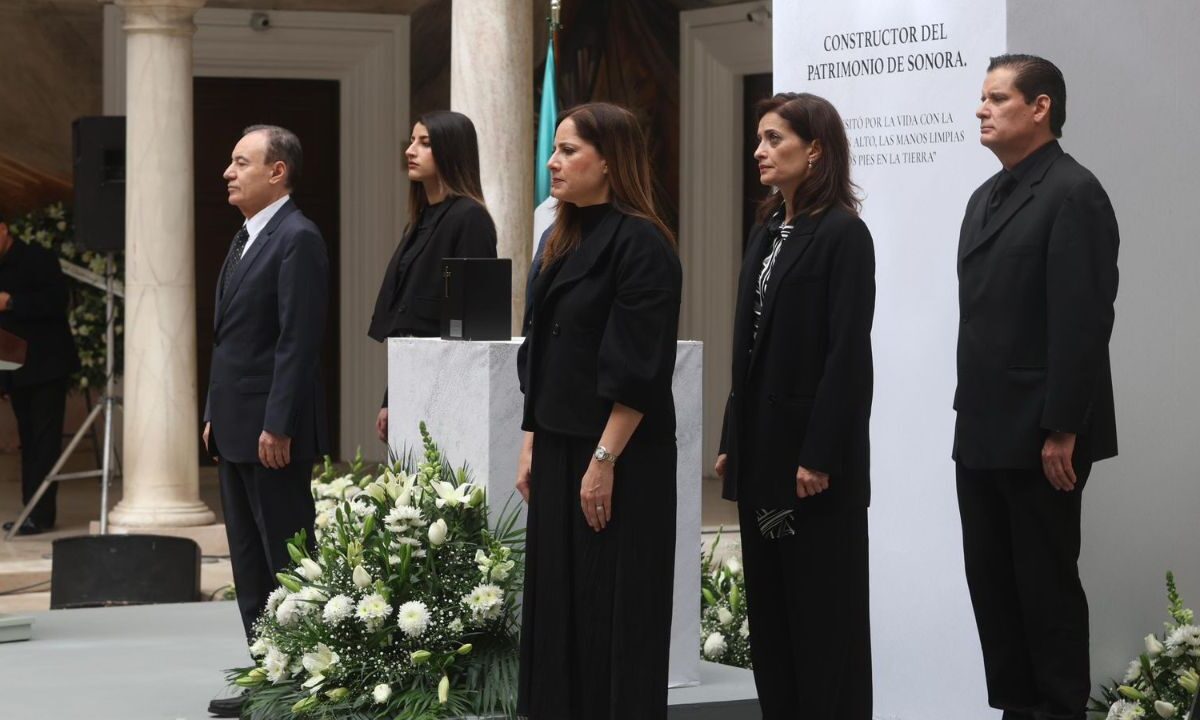 Gobernador Durazo y familia del Dr. Samuel Ocaña montan guardia de honor en homenaje póstumo