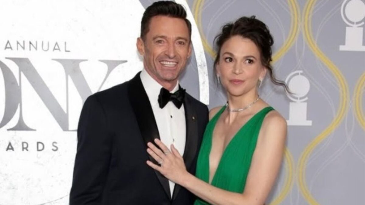 El actor Hugh Jackman y la actriz Sutton Foster fueron vistos tomados de la mano en Santa Mónica, California lo que confirmaría su relación .