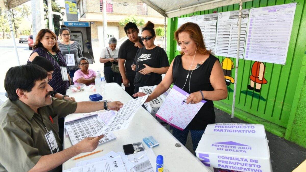 Personas en casilla electoral